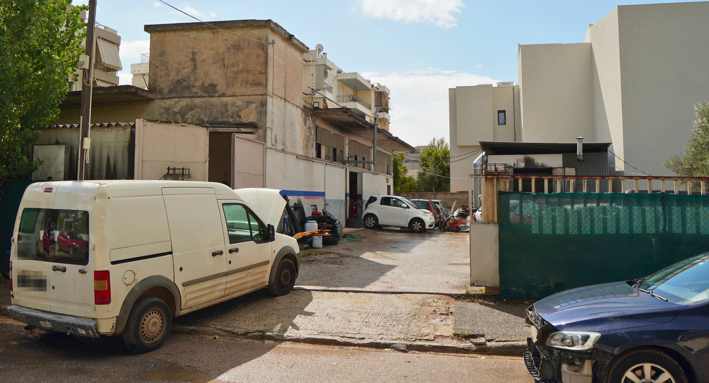 Η είσοδος στην αυλή του συνεργείου, στη Βεροίας 14 & Καλλέργη στο Μαρούσι
