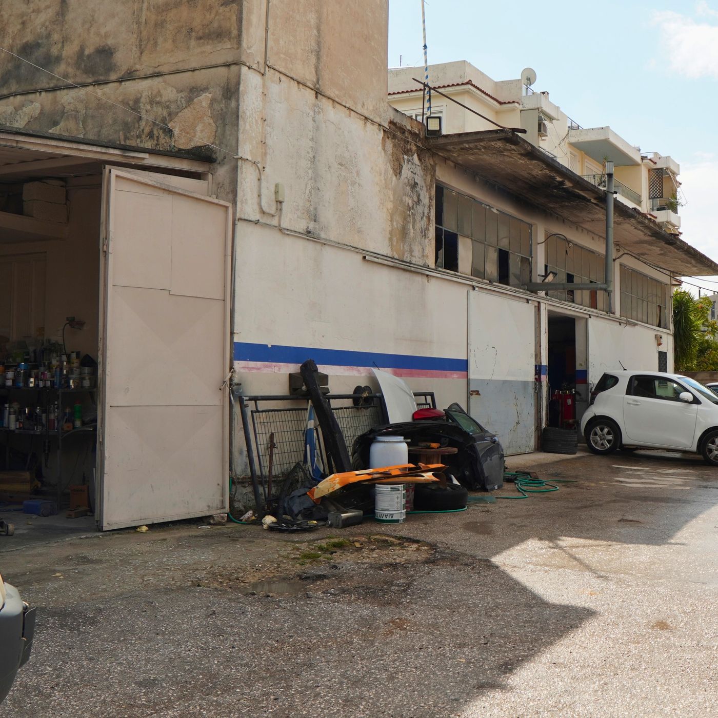 Η πρόσοψη του συνεργείου, με την ανοιχτή πόρτα του χώρου εργασίας